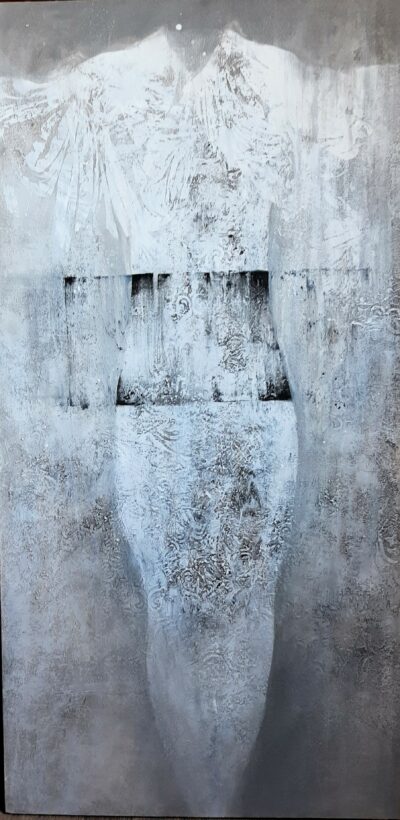 Kimono blanc sur fond gris